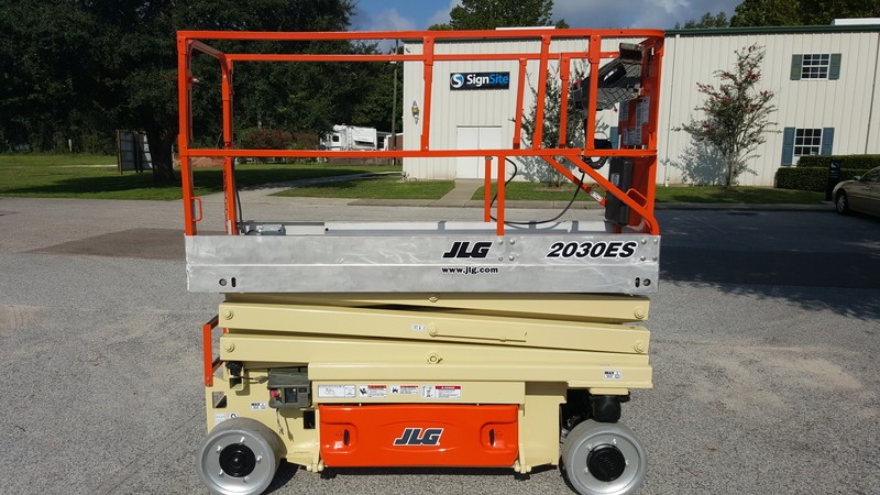 JLG 20' Electric Narrow Scissor Lift